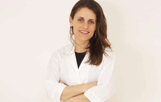 Janaina Gomes, a farmacêutica que dirige uma indústria que exporta para o mundo