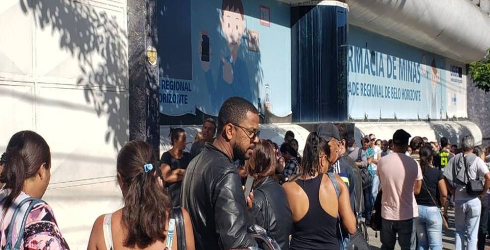 Coronavírus: Com farmácias lotadas, pacientes formam filas nas portas, veja fotos