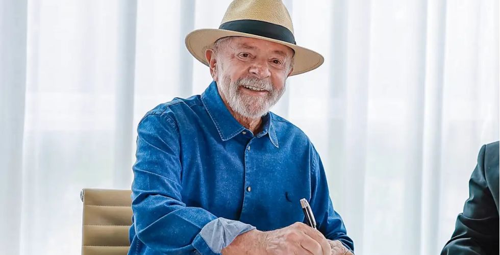 Sob pretexto de conter a inflação, Governo Lula avalia propostas controversas, incluindo a venda de medicamentos em supermercados
