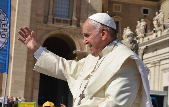 Papa presenteia membros do vaticano com caixas de paracetamol