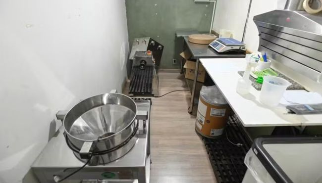 Farmácia clandestina é fechada após produzir 50 mil cápsulas por dia sob suspeita de comercialização ilegal de medicamentos