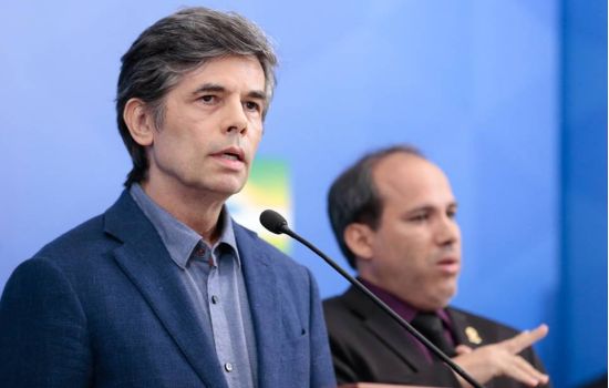 Em pandemia, ministro da saúde demite técnicos e nomeia militares