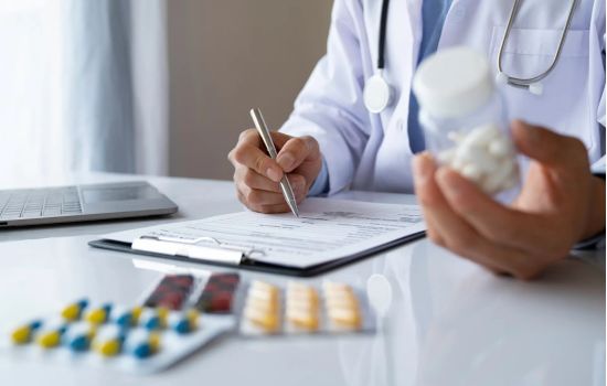 Justiça suspende resolução que autoriza farmacêuticos a prescreverem medicamentos tarjados