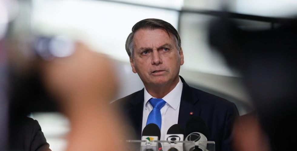 Cartão de vacinação de Bolsonaro está sob sigilo de 100 anos