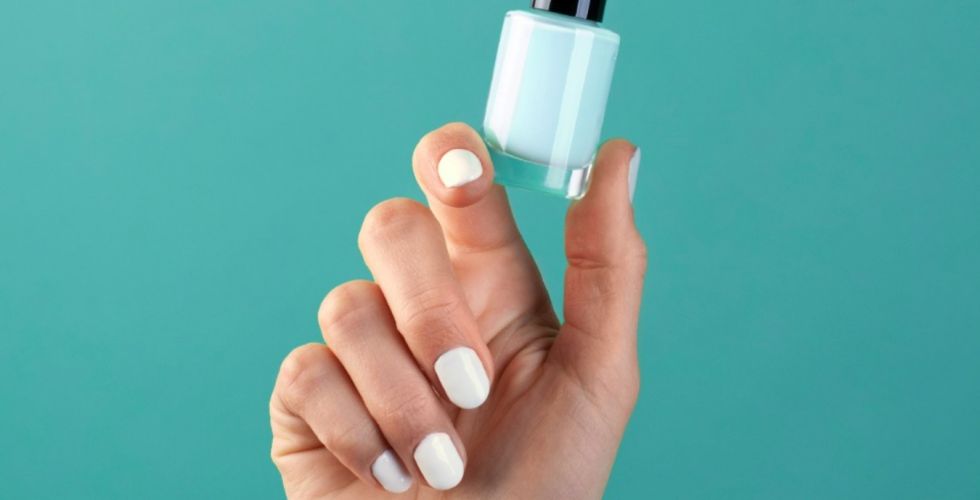 Anvisa proíbe duas substâncias utilizadas em produtos para unhas e cosméticos