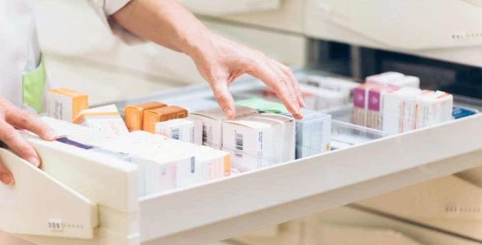 Justiça condena farmácia que vendeu colírio no lugar de medicamento para vômito para bebê de 2 meses