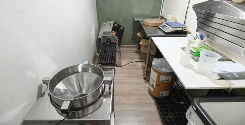 Farmácia clandestina é fechada após produzir 50 mil cápsulas por dia sob suspeita de comercialização ilegal de medicamentos