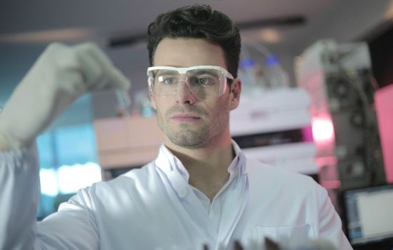 A CARREIRA DO FARMACÊUTICO DE ATUAÇÃO QUÍMICA