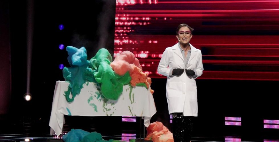 Doutorada em farmácia faz experimento no palco e acaba coroada miss América 2020