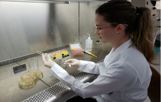 Farmacêutica brasileira, de 26 anos, faz descoberta sobre resistência bacteriana