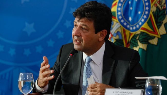 Na reunião para troca de bula da cloroquina havia pessoas de farda, diz Mandetta