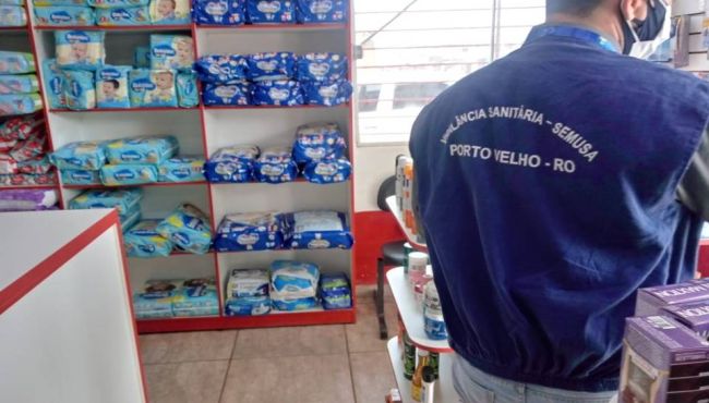 Polícia fecha farmácia por funcionar sem farmacêutico e vender medicamentos vencidos